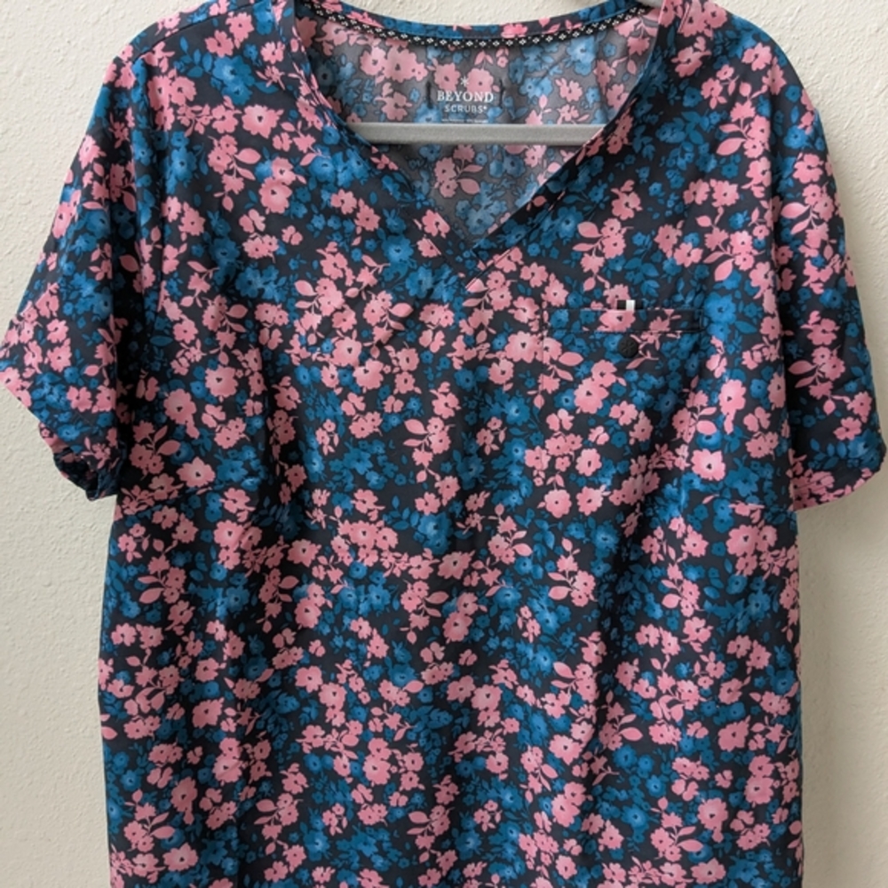 Mixed Women's Scrup set. Beyond Scrubs Top and Dickies Pants. Both 2XL Size
